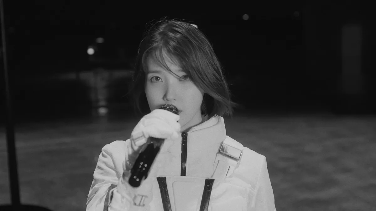 IU để lại dư âm của sự chia ly qua clip live 'Unknown Planet'