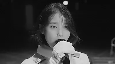 IU transmite la melancolía de una despedida en el clip en vivo de 'From This Star (Unknow…