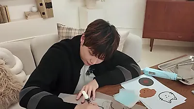Kang Daniel wins quirky keyring-making contest with unexpected wit