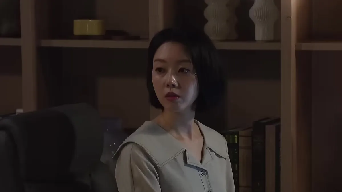 Yoon Da-young thể hiện biểu cảm căng thẳng như đang quyết tâm trả thù trong không gian tối