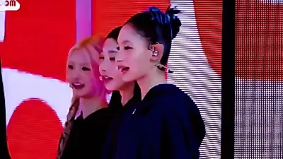 TUIDE's Lee Ha-nee captivates with intense facial expressions during 'GRLS' performance