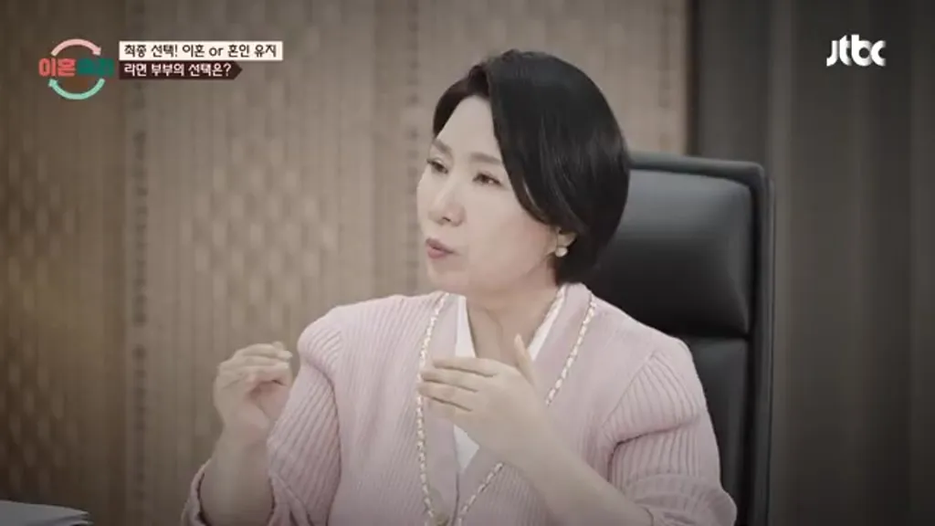 Counselor Lee Ho-seon engages in conversation with a husband during a counseling session on JTBC's 'Divorce Mediation Camp'