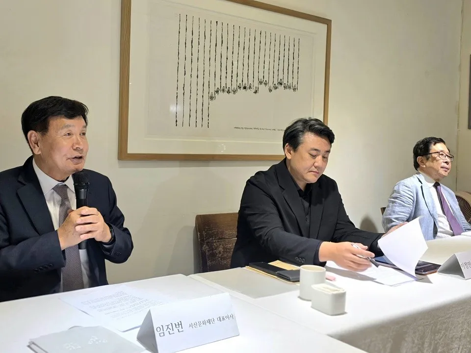 Representatives explain details at the 23rd Seosan Haemieupseong Festival press conference held at Dalgaebi in Jung-gu, Seoul, on the 16th. (From left: Lim Jin-beon, CEO of Seosan Cultural Foundation; Lee Jeong-min, General Director; Heo Geon, Director of Seosan Cultural Foundation) (Photo by Kye Gyeong-nam)