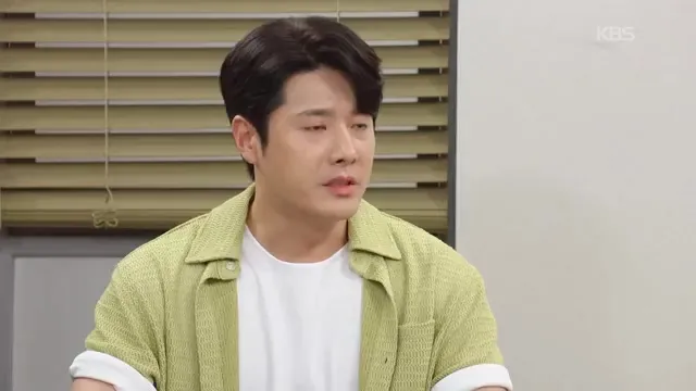 Jung Yoon continúa la conversación en una escena del K-drama de KBS 'Our Happy Days'