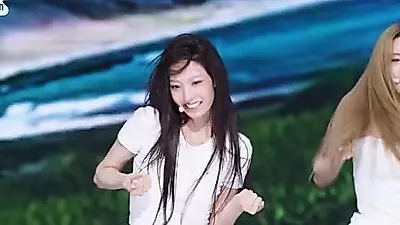 TUIDE's Yun Seoyeon shines with dazzling energy during 'SUN KISS' performance