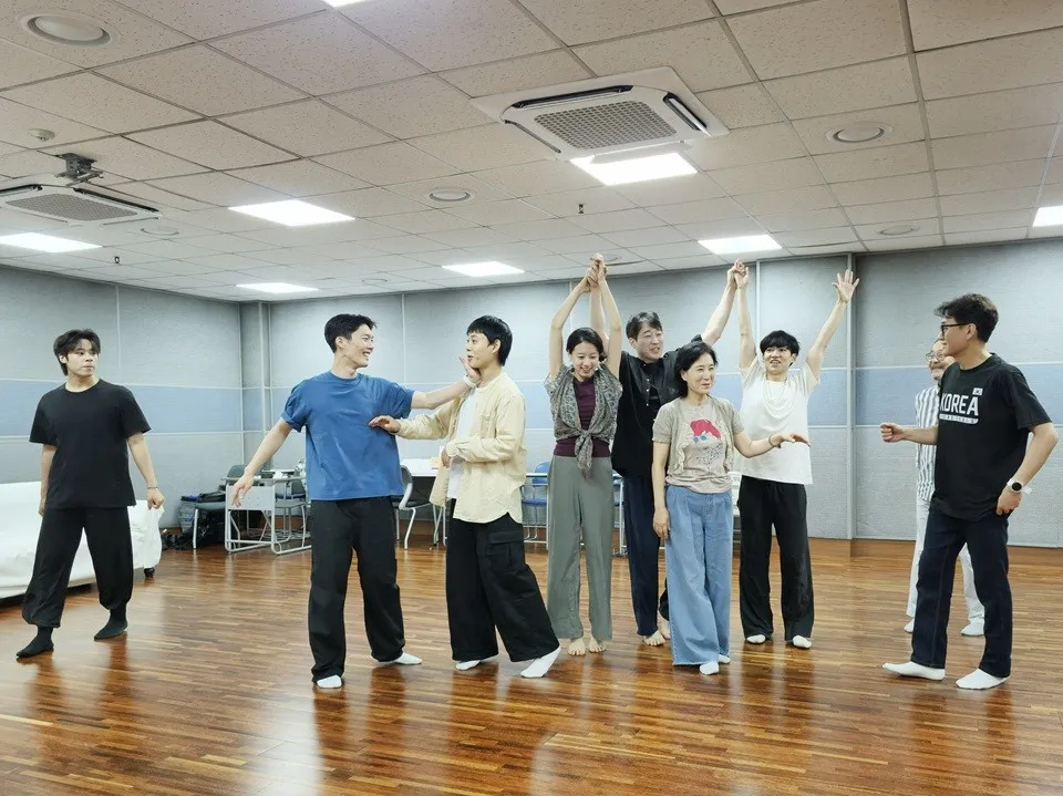 Actors Bae Hyeong-min, Son Seung-woo, Lee Yul-bin, Ha Min-woo, Choi Jae-ho, Jeong A-mi, Ahn Chi-hyeon, Park Chan-yi, and Park Hyeong-jun practice for 'Seagull Flies'