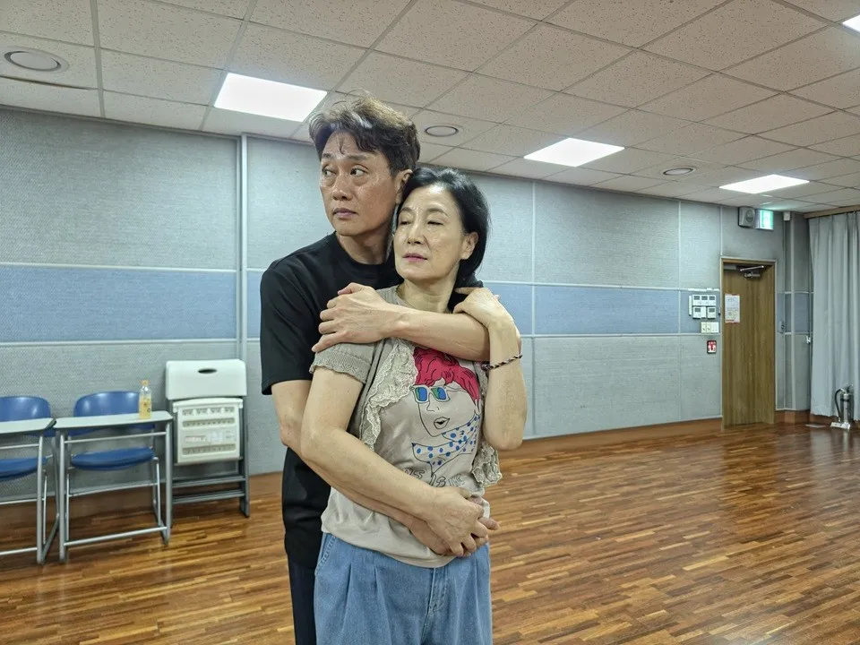 Park Hyung-jun at Baekgon Station and Jung A-mi at Jina Station are practicing