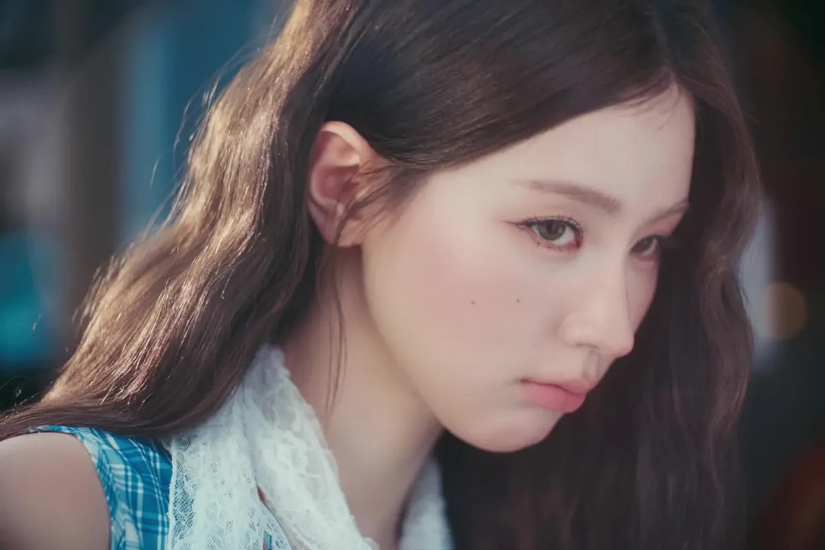 Miyeon mira fijamente a la cámara en el video musical de RUN AWAY