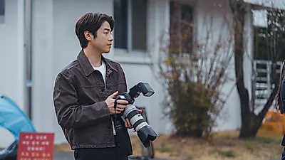 Jung Jun-won plays a dedicated reporter in 'A Bona Fide Killer'