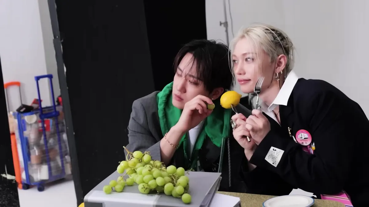 Los miembros de Stray Kids posan con uvas y limones durante la sesión de fotos para su nuevo álbum