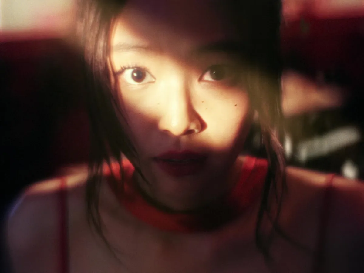 JENNIE gây sốt với những khung hình cận cảnh trong teaser MV chính thức 'FALLEN ANGEL'