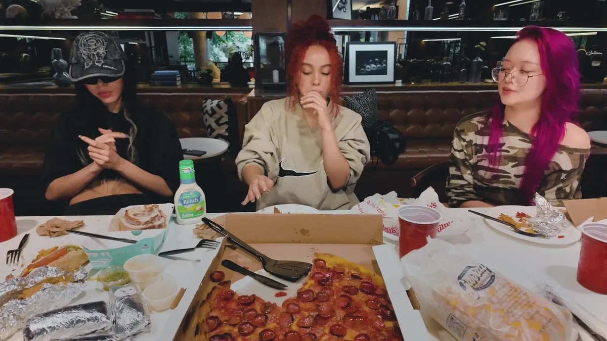 Las integrantes de GIRLSET disfrutan de una comida juntas alrededor de la mesa