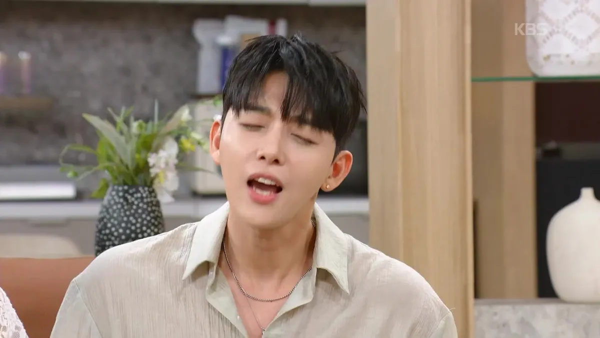 Yoo Jin-seok makes a face with eyes closed and mouth open