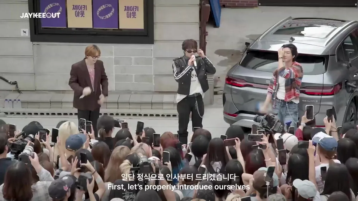 JAYKEEOUT realiza una sesión de música en vivo sorpresa en Hongdae junto a WINNER