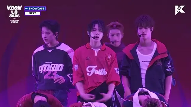 Los miembros de NEXZ se presentan en el escenario Toyota Music Den durante KCON LA 2026