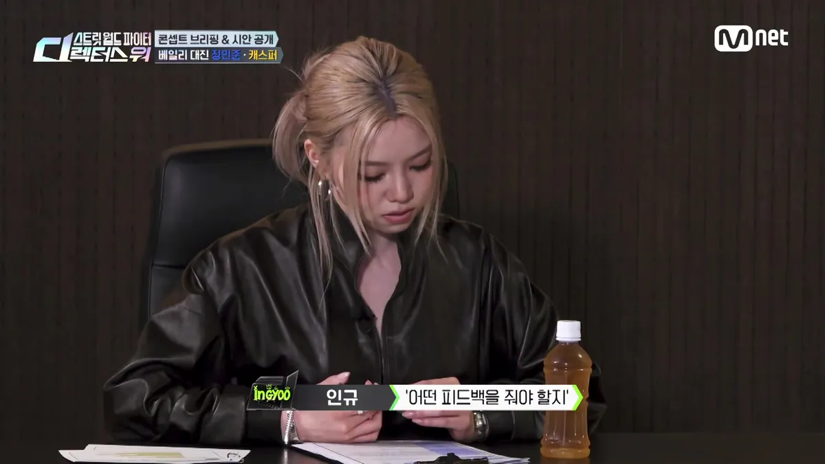 In-gyu appears lost in thought while sitting at his desk