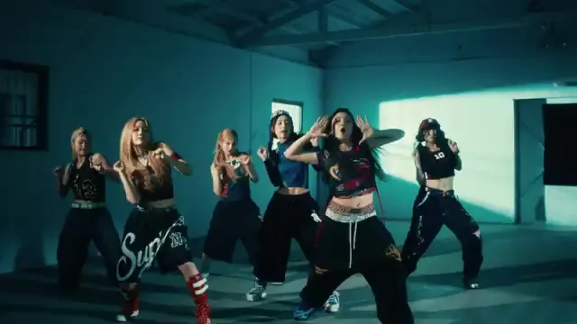 OURVERS DAY、JYP Entertainment公式パフォーマンスビデオで「SQUEEZY」のステージを披露