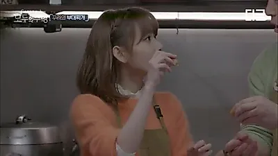 Sakura claps for spicy Mukeunji, only to be caught off guard by the heat