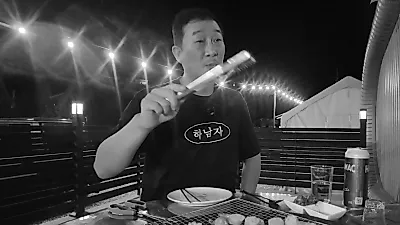 「体を極限まで追い込めば幸せになれる」…カン・ソンフン、西天・ビイン海岸で貝採りとバーベキューを楽しむ