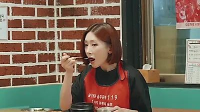 Kkilkkil Sanghoe video features hilarious misunderstanding over restaurant uniform