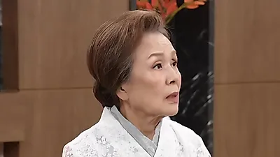 Moon Hee-kyung's quirky apology with an apple catches eyes