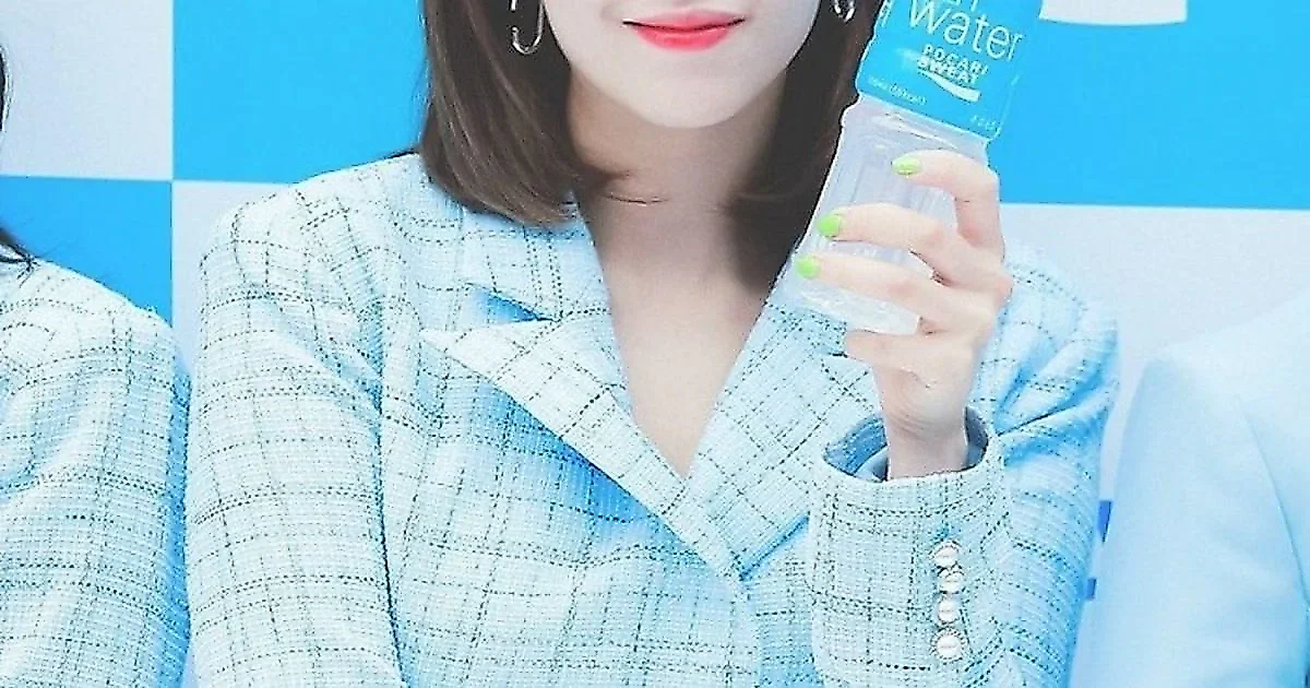 TWICE Yoo Jeong Yeon khoe vóc dáng thon gọn tại đảo Jeju