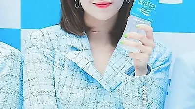 Twice's Jeongyeon shares slimmed-down Jeju Island update