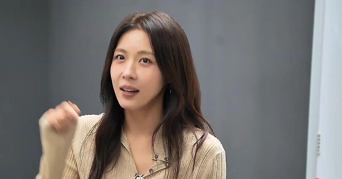 Ha Ji-won transforms into a 'trot rookie' under Young Tak's coaching