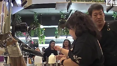 Bae Jung-nam reunites with old friend at Sydney cafe during working holiday