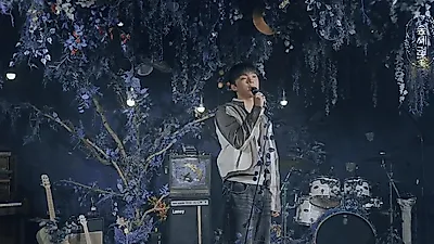 Raewon displays unexpected charm with forest performance of 'New Zealand'