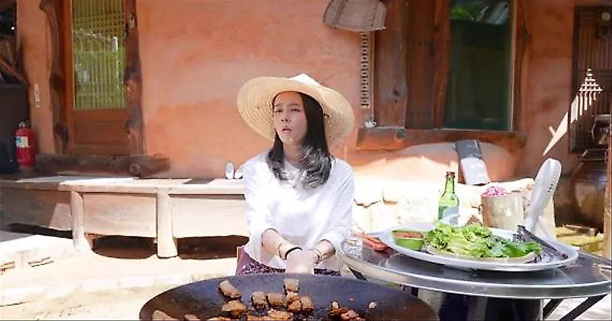 Han Ga-in enjoys pork belly and soju in cozy post-vacation mukbang