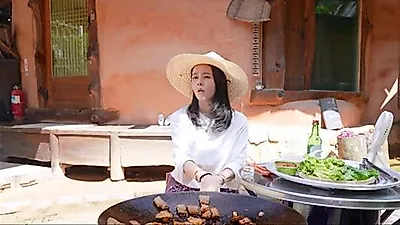 Han Ga-in enjoys pork belly and soju in cozy post-vacation mukbang