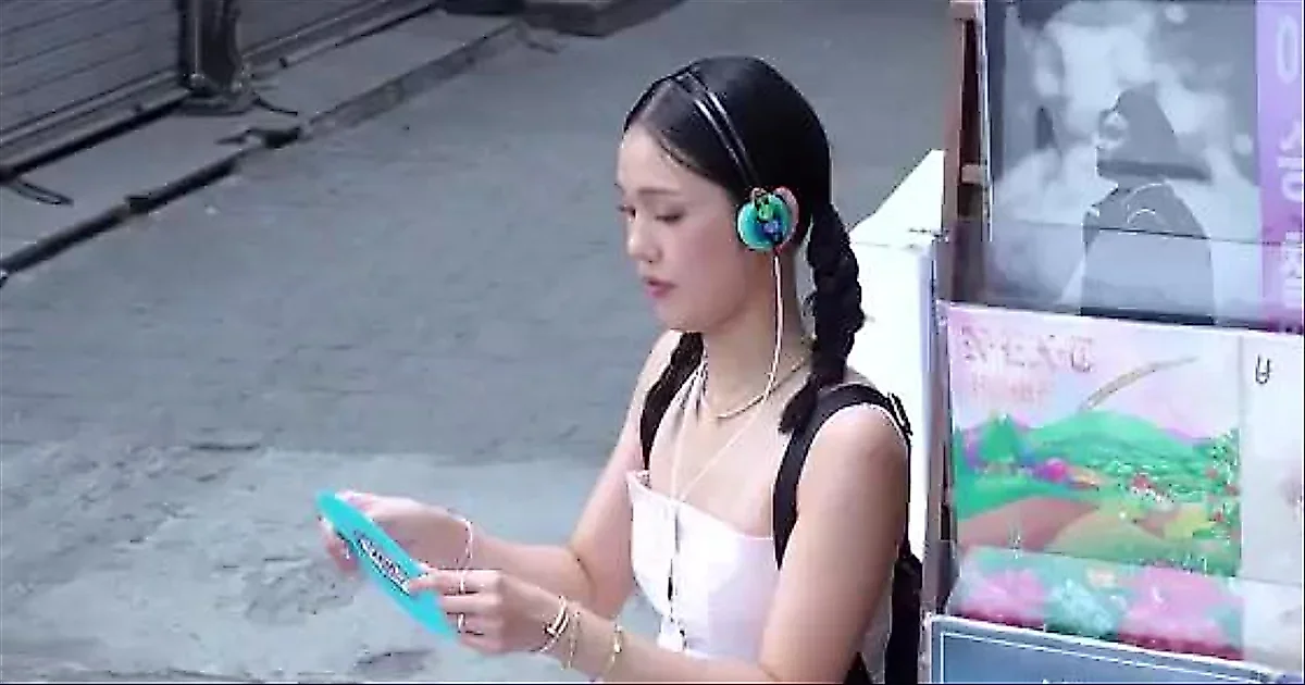 Mimi (Oh My Girl) hé lộ hậu trường MV debut solo 'Bish Bash Bosh'