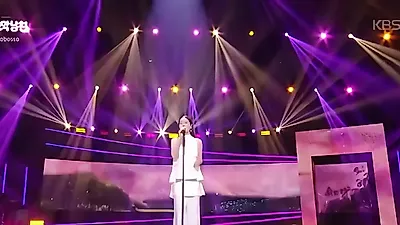 Ahn Eun-jin showcases unexpected vocal talent on stage
