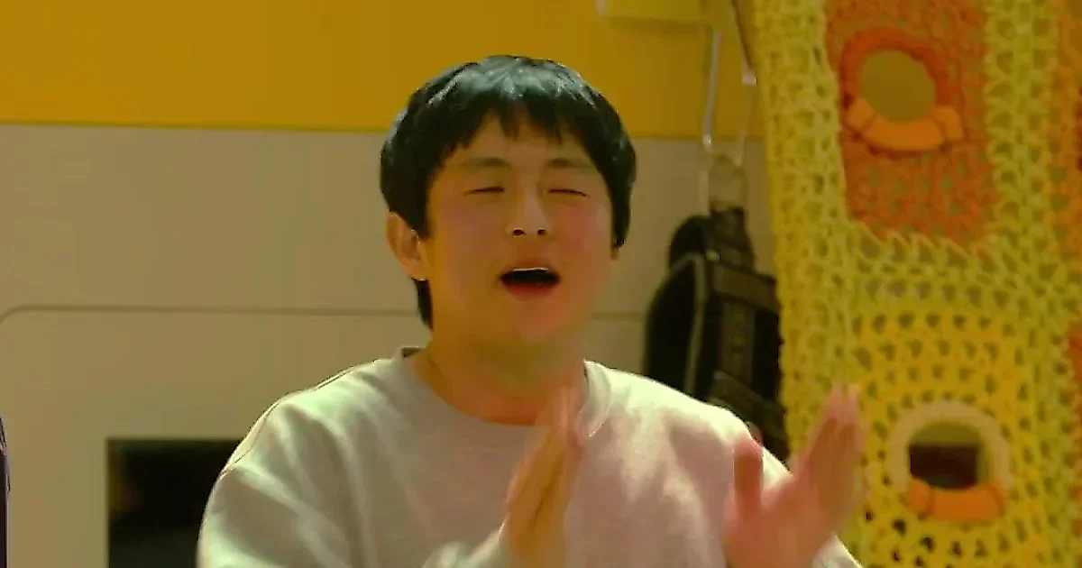 Karaoke en una TV retro gigante con Kian84, Kim Yeon Koung, Lee Junho y Kazuha