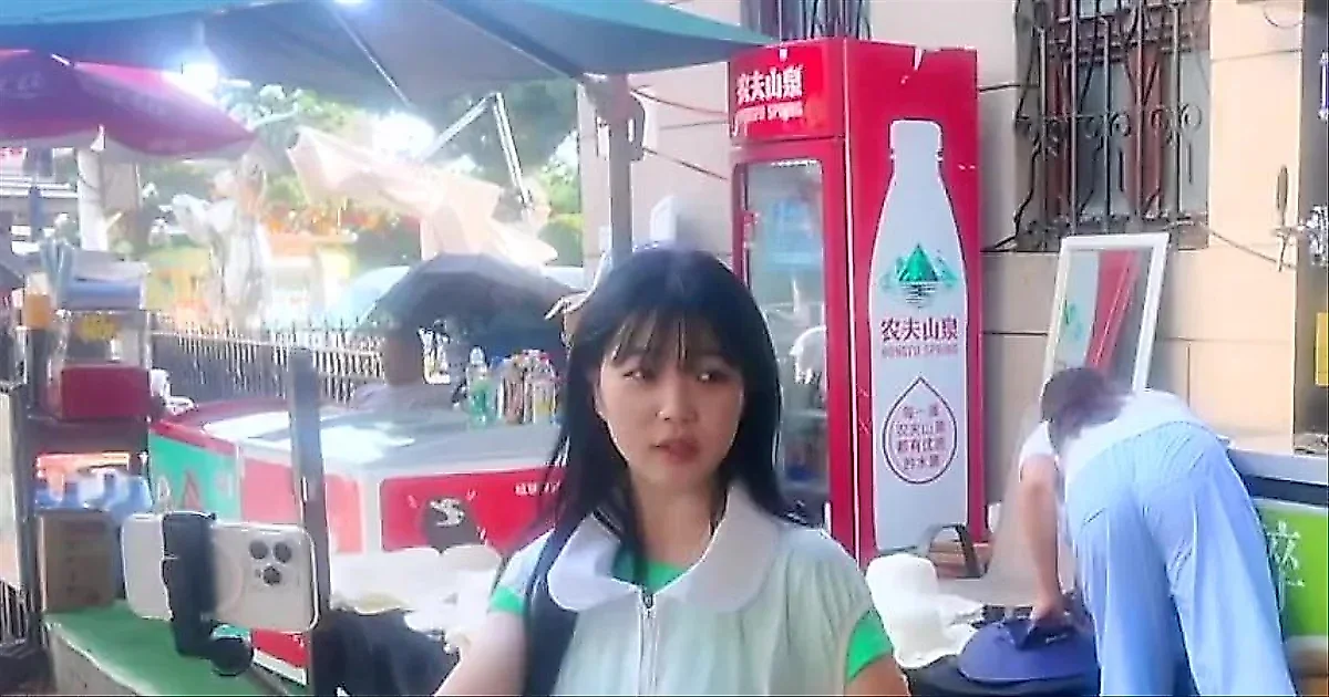 Viral el curioso 'chaleco de cerveza' en China: bebiendo 3.5L con un popote