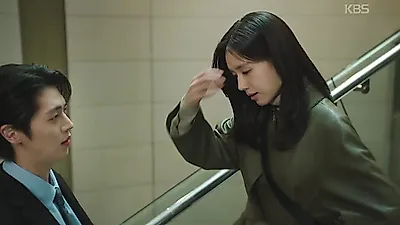 Ahn Eun-jin and Lee Joo-ahn face off in tense standoff over a single photo