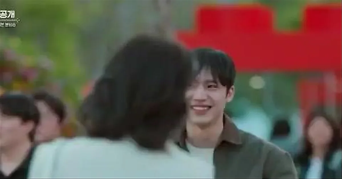 Jung Yong-hwa không giấu nổi sự xao xuyến khi tái ngộ Lee Se-young