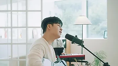 Hong Dae-kwang reveals new charm with acoustic version of 'Seasons Full of You'