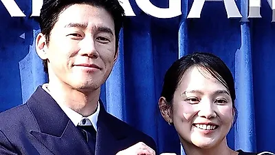 Kim Mu-yeol and Yoon Seung-ah display affection at Cheongdam-dong event