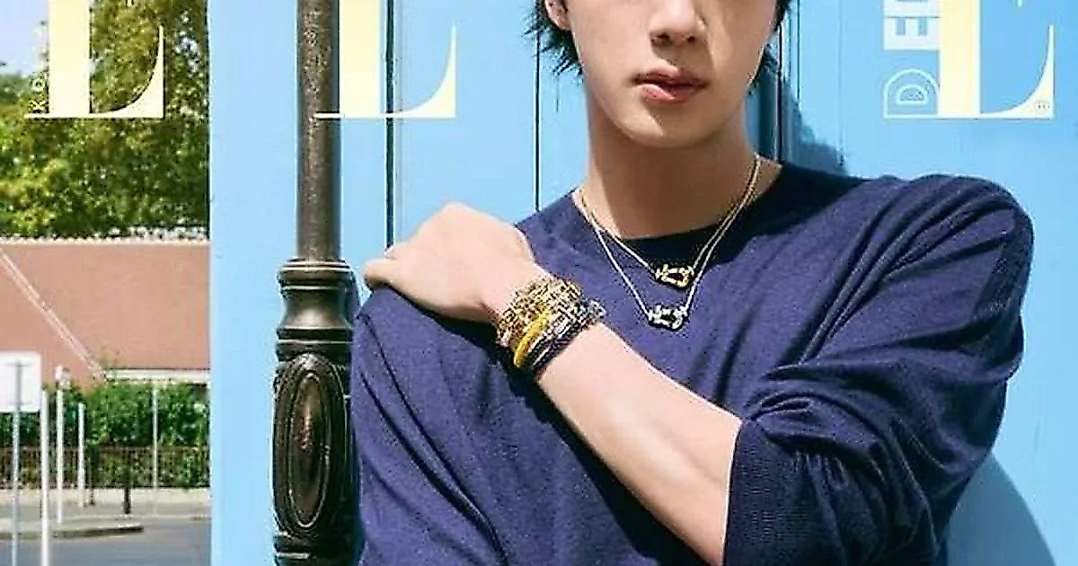 Jin de BTS posa con estilo clásico en un histórico castillo de París