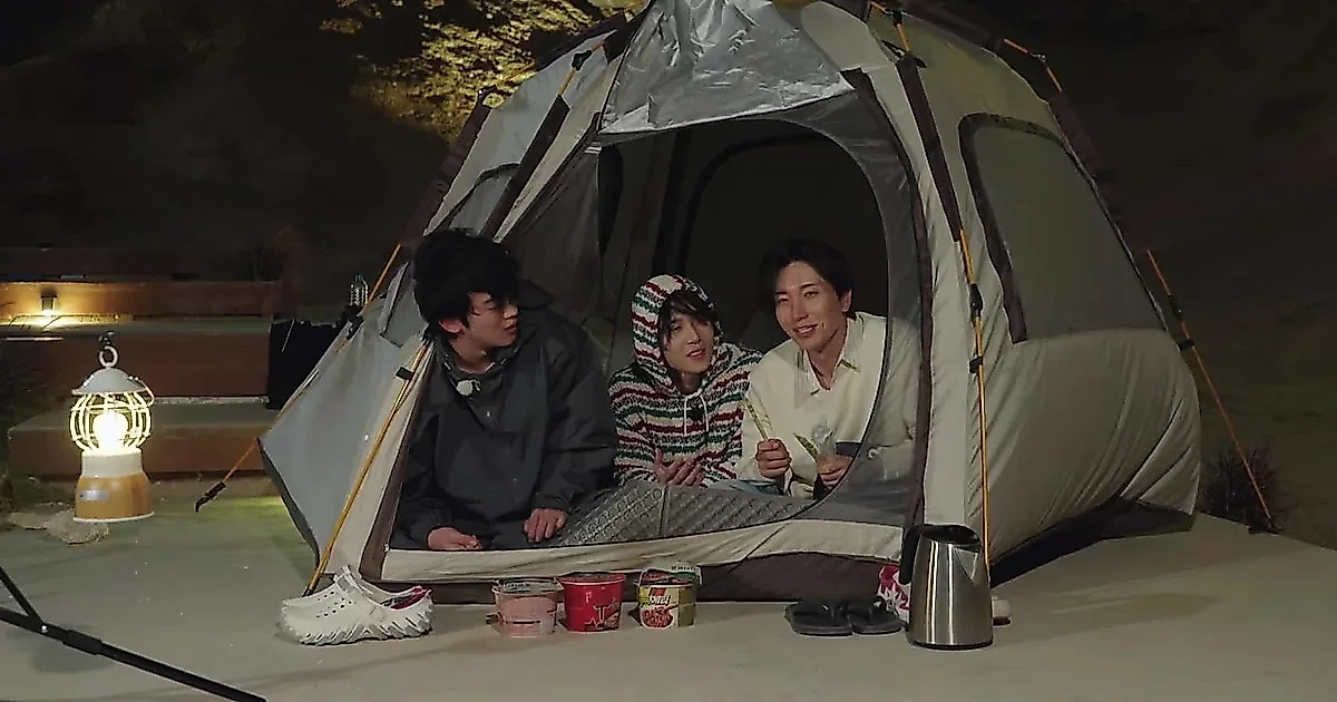 Cast members struggle with strong winds in 'The Prince and the Pauper'