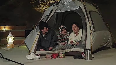 Cast members struggle with strong winds in 'The Prince and the Pauper'