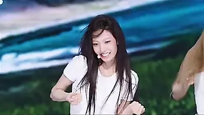 TUIDE's Yun Seoyeon shines with dazzling energy during 'SUN KISS' performance