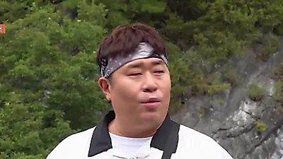 Lee Joon tackles K-pop quiz in '2 Days and 1 Night' dance relay
