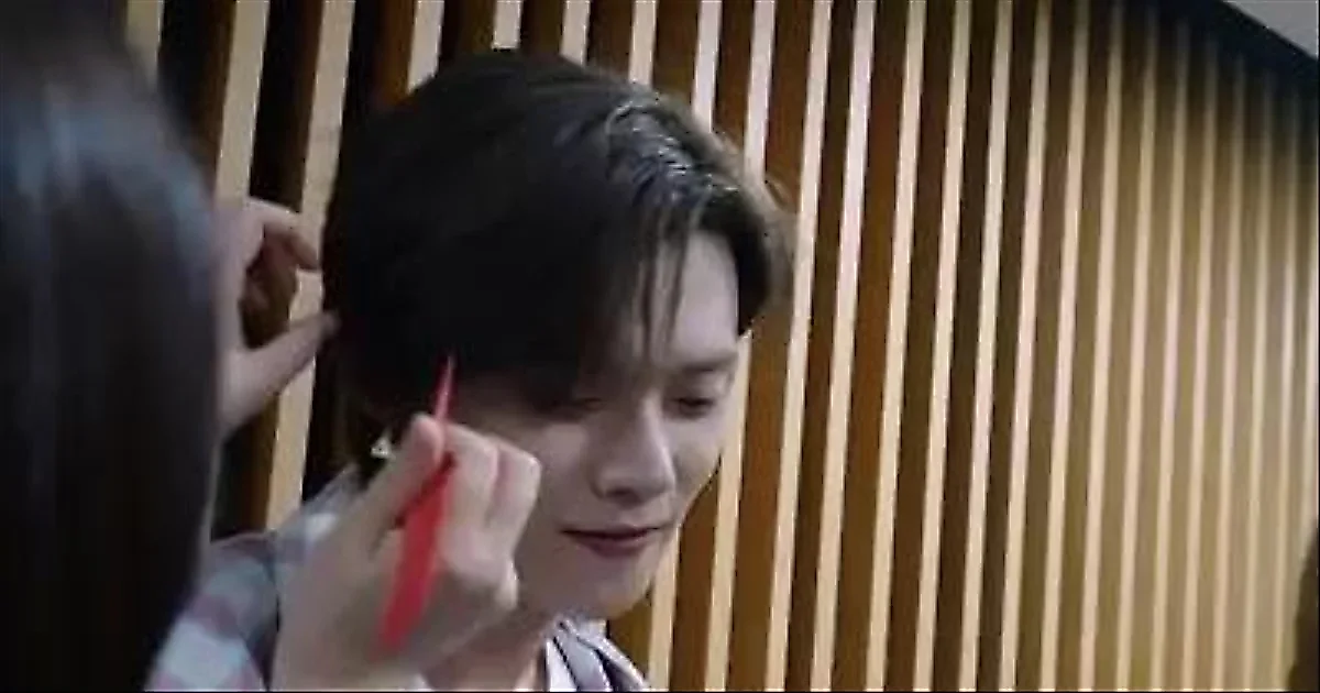 Yeonjun de TOMORROW X TOGETHER muestra su lado relajado en el detrás de escena de 'Ice Cream'