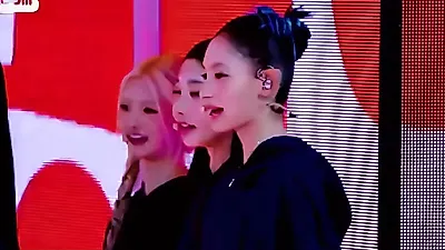 TUIDE's Lee Ha-nee captivates with intense facial expressions during 'GRLS' performance