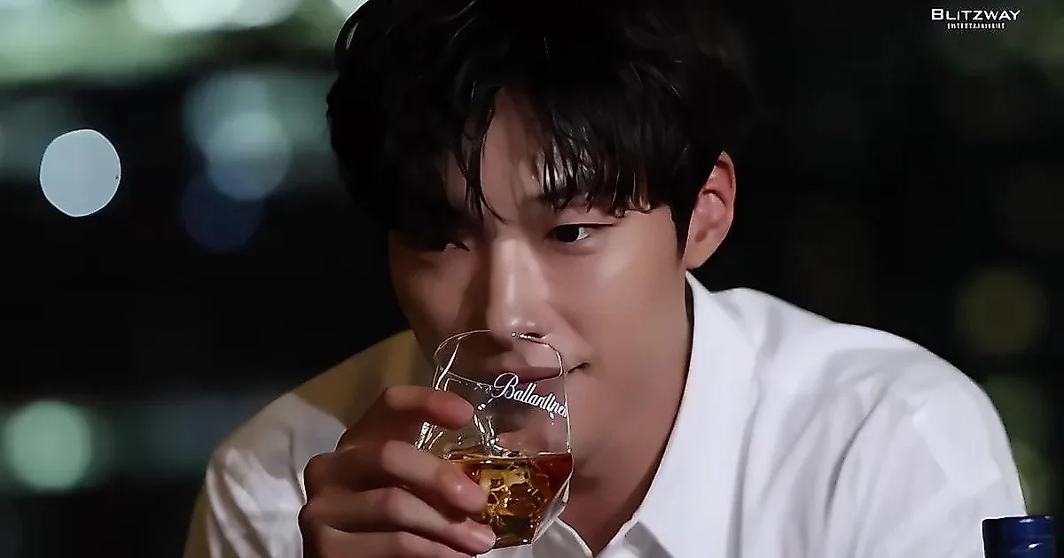Woo Do-hwan khoe thần thái cuốn hút tại phim trường quảng cáo Ballantine's