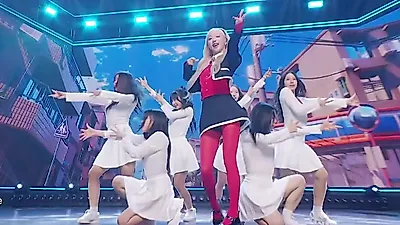 Huh Jiwon dominates 'M Countdown' stage with free-spirited energy