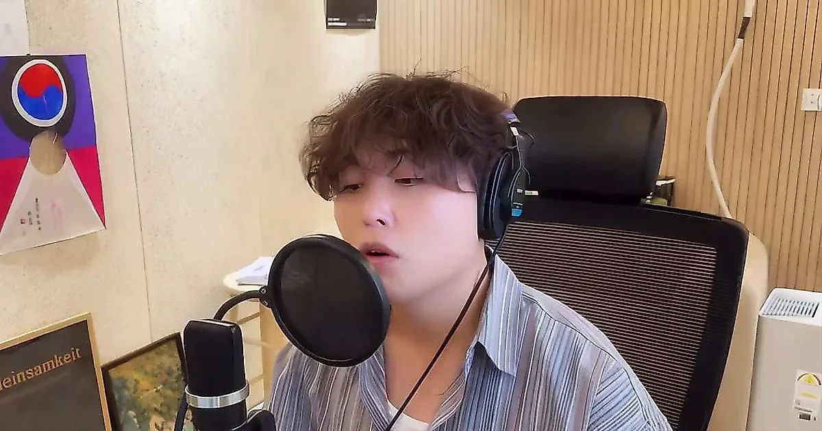 Han Dong-geun Reinterprets 'DOWNPOUR' Through Piano, Conveying Restrained Emotion